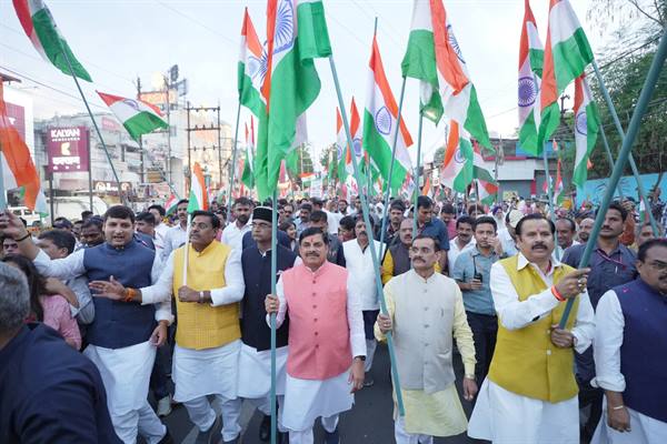 मुख्यमंत्री डॉ. मोहन यादव ने कहा है कि बदलते दौर के भारत ने प्रधानमंत्री श्री नरेन्द्र मोदी ने ऑपरेशन सिंदूर के माध्यम से दुनिया के सामने हमारी सेनाओं के साहस और शौर्य के प्रमाण दे दिए हैं। प्रधानमंत्री श्री मोदी ने स्पष्ट कर दिया है कि आपरेशन सिंदूर रूकेगा नहीं, हमारे घर के किसी भी कोने में कोई भी आतंकवादी गतिविधि करेगा तो भारत उसे घर में घुसकर मारेगा। मुख्यमंत्री डॉ. यादव गुरूवार की शाम भोपाल के रोशनपुरा चौराहे से प्रारंभ हुई तिरंगा यात्रा में शामिल होने के बाद सभा को संबोधित कर रहे थे। इस अवसर पर विभिन्न धर्मगुरू, वरिष्ठ सांसद श्री वीडी शर्मा, सांसद श्री आलोक शर्मा, श्री महेंद्र सिंह जी, मंत्री श्री विश्वास सारंग, भोपाल की महापौर श्रीमती मालती राय, विधायक श्री रामेश्वर शर्मा, श्री भगवानदास सबनानी के अलावा श्री राहुल कोठारी, श्री सुमित पचौरी, श्री रविंद्र यति और अनेक जनप्रतिनिधि उपस्थित थे। हाथों में तिरंगा लिए अनेक समुदायों के प्रतिनिधि, आम नागरिक बड़ी संख्या में तिरंगा यात्रा में उत्साह से शामिल हुए। मुख्यमंत्री डॉ. यादव ने कहा कि कोई भी ताकत भारत को आगे बढ़ने से नहीं रोक सकती। लोकतंत्र मजबूत हो रहा है। हम सब सेना को सम्मान देने के लिए इस यात्रा में एकत्रित हुए हैं। ऑपरेशन सिंदूर से दुनिया ने हमारे हथियार भी देखे, हमारी एकजुटता भी देखी, हमारे देश का पराक्रम भी देखा और पुरूषार्थ भी देखा। मुख्यमंत्री डॉ. यादव ने कहा कि आज हम सब पूरा देश आनंदित है। लगातार तिरंगा यात्राओं के माध्यम से पूरी दुनिया में संदेश जा रहा है। हमारे लिए सौभाग्य का क्षण है। भोपाल देश का दिल है। हमारे राफेल ने कमाल कर दिया। भारतीय सेना ने ऐतिहासिक शौर्य का प्रदर्शन किया है। मुख्यमंत्री डॉ. यादव ने कहा कि भारत का आजादी के बाद यह चौथा युद्ध था। प्रधानमंत्री श्री मोदी के नेतृत्व में तीनों सेनाओं ने मिलकर जिस प्रकार का योगदान देकर आजादी के बाद चौथे युद्ध में 4 दिन में पाकिस्तान को धूल चटाने का काम किया, वह अभूतपूर्व है। हमारे देश की सेना ने ऐसा कार्य किया है, जो न भूतो न भविष्यति। पलक झपकने से पहले ही ब्रह्मोस मिसाइल ने एक के बाद एक बड़े-बड़े एयर वेज को ध्वस्त कर दिया। पाकिस्तान को समझ में ही नहीं आया कि वह करे क्या। हमने देखा रात के 11:30 बजे जब पाकिस्तान के प्रधानमंत्री अपने राष्ट्रपति से बात करने गए तो उनकी आवाज नहीं निकल रही थी। मुख्यमंत्री डॉ. यादव ने कहा कि प्रधानमंत्री के शब्दों में कोई हमें छेड़ो मत और अगर छेड़ोगे तो हम छोड़ेंगे नहीं। यह बदलते दौर का भारत है। मुख्यमंत्री डॉ. यादव ने कहा कि दुश्मनों को जवाब देने में हमारी सेना पूरी तरह सक्षम है और हम कहीं से भी ढूंढकर दुश्मन को मार गिराएंगे। भारत दुश्मन को घर में घुसकर मारेगा। भारत का ऑपरेशन सिंदूर स्ट्राइक के रूप में मशहूर हो गया है। सांसद श्री वीडी शर्मा ने कहा कि तीनों सेनाओं ने आतंकवादियों का खात्मा किया। गत 22 अप्रैल को पाकिस्तान प्रेरित आतंकवाद ने पहलगाम में बहनों के सिंदूर मिटाने का कार्य किया था। इसके बाद भारत ने जवाबी कार्रवाई में पाकिस्तान के आतंकवादी शिविरों को ध्वस्त कर दिया। सेनाओं के सम्मान में आज भोपाल हाथ में तिरंगे लेकर सड़कों पर निकला है। प्रधानमंत्री श्री मोदी ने बहनों के सिंदूर का सम्मान सुरक्षित रखने के लिए आतंवादियों को दुनिया के किसी भी कोने से ढूंढ निकालने का संकल्प लिया। सभी समाजों के धर्मगुरू और नागरिक तिरंगे और सेना के सम्मान में एकजुट हैं। कार्यक्रम के अंत में श्री रविन्द्र यति ने आभार व्यक्त किया।