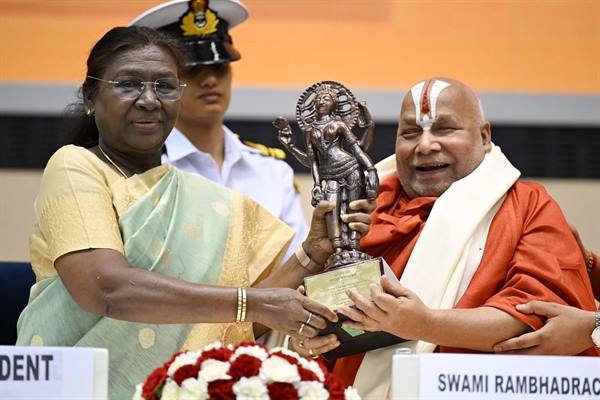 CM Dr. Yadav Congratulates Swami Shri Ramabhadracharya on Receiving the 2023 Jnanpith Award