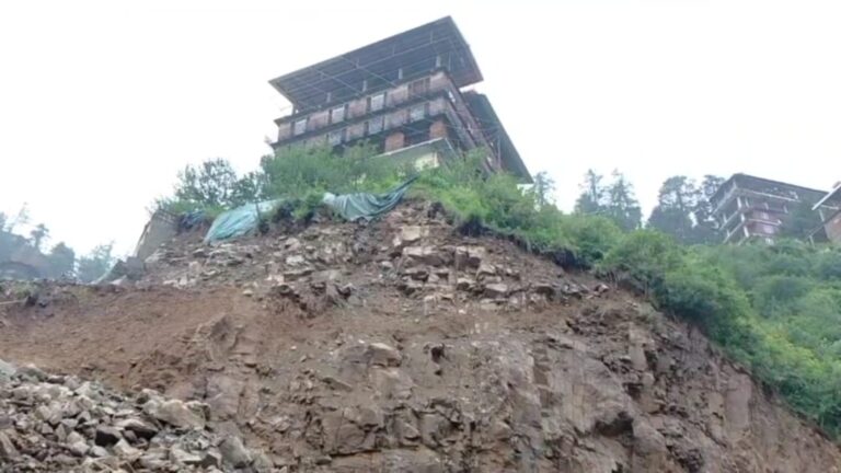 BREAKING: Big landslide in Shimla's Lindidhar, four-lane bridge collapsed, People saved their lives by running away, 5 houses in danger